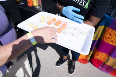 TORONONONONTO, ONTARIO, CANADA - 26 Mayıs 2024: İnsanlar güzel bir bahar gününde bir gıda pazarına katılıp çeşitli içecekler tadıyorlar 