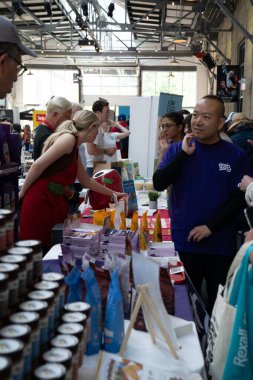 TORONONTO, ONTARIO, CANADA - 26 Mayıs 2024: İnsanlar güzel bir bahar gününde bir gıda pazarına giderler