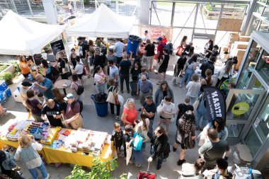 TORONONTO, ONTARIO, CANADA - 26 Mayıs 2024: İnsanlar güzel bir bahar gününde bir gıda pazarına giderler