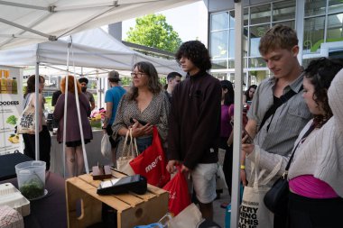 TORONONTO, ONTARIO, CANADA - 26 Mayıs 2024: İnsanlar güzel bir bahar gününde bir gıda pazarına giderler