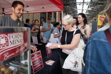 TORONONTO, ONTARIO, CANADA - 26 Mayıs 2024: İnsanlar güzel bir bahar gününde bir gıda pazarına giderler