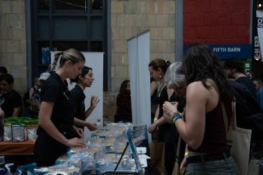 TORONONTO, ONTARIO, CANADA - 26 Mayıs 2024: İnsanlar güzel bir bahar gününde bir gıda pazarına giderler