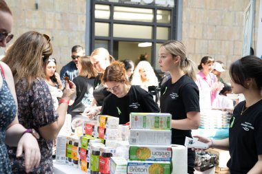 TORONONTO, ONTARIO, CANADA - 26 Mayıs 2024: İnsanlar güzel bir bahar gününde bir gıda pazarına giderler