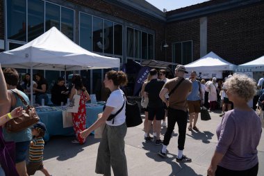 TORONONTO, ONTARIO, CANADA - 26 Mayıs 2024: İnsanlar güzel bir bahar gününde bir gıda pazarına giderler