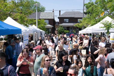 TORONONTO, ONTARIO, CANADA - 26 Mayıs 2024: İnsanlar güzel bir bahar gününde bir gıda pazarına giderler