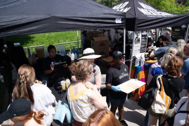 TORONONTO, ONTARIO, CANADA - 26 Mayıs 2024: İnsanlar güzel bir bahar gününde bir gıda pazarına giderler