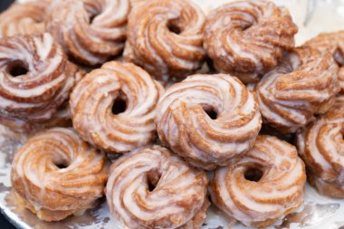 Tatlı ve lezzetli hamur işi yığını. Toronto, Ontario, Kanada 'daki gıda pazarında sokak yemekleri