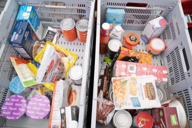 TORONONONTO, ONTARIO, CANADA - 26 Mayıs 2024: gıda pazarında çeşitli atıştırmalıklar ve içecekler 