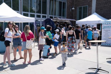 TORONONTO, ONTARIO, CANADA - 26 Mayıs 2024: İnsanlar güzel bir bahar gününde bir gıda pazarına giderler