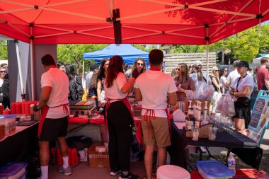 TORONONTO, ONTARIO, CANADA - 26 Mayıs 2024: İnsanlar güzel bir bahar gününde bir gıda pazarına giderler