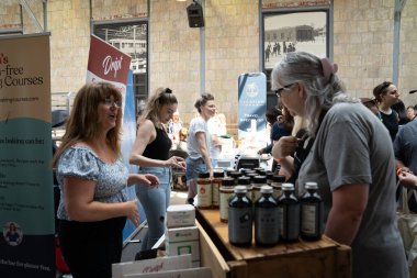 TORONONTO, ONTARIO, CANADA - 26 Mayıs 2024: İnsanlar güzel bir bahar gününde bir gıda pazarına giderler