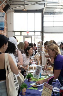 TORONONTO, ONTARIO, CANADA - 26 Mayıs 2024: İnsanlar güzel bir bahar gününde bir gıda pazarına giderler