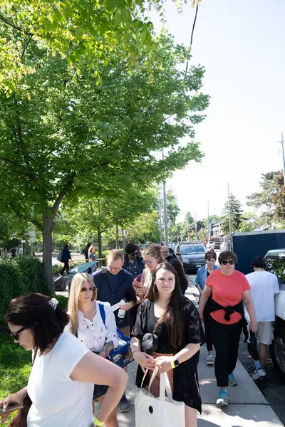 TORONONTO, ONTARIO, CANADA - 26 Mayıs 2024: İnsanlar güzel bir bahar gününde bir gıda pazarına giderler