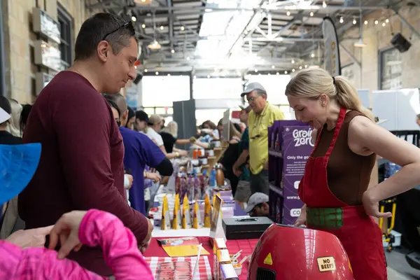 TORONONTO, ONTARIO, CANADA - 26 Mayıs 2024: İnsanlar güzel bir bahar gününde bir gıda pazarına giderler