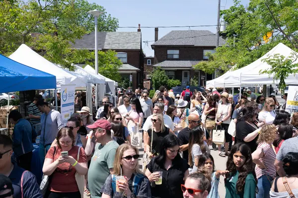 TORONONTO, ONTARIO, CANADA - 26 Mayıs 2024: İnsanlar güzel bir bahar gününde bir gıda pazarına giderler