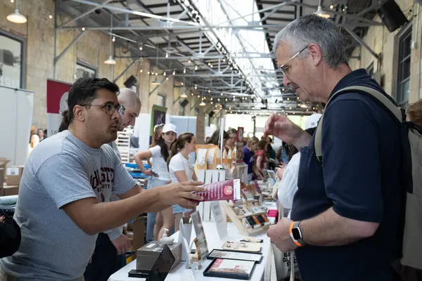 TORONONTO, ONTARIO, CANADA - 26 Mayıs 2024: İnsanlar güzel bir bahar gününde bir gıda pazarına giderler