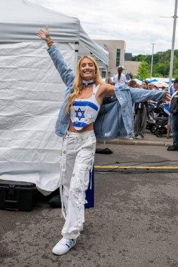 Toronto, Kanada - 9 Haziran 2024: şarkıcı Montana Tucker UJA 'da (Birleşik Yahudi Temyiz) İsrail için Yürüyüş, Toronto etkinliği 