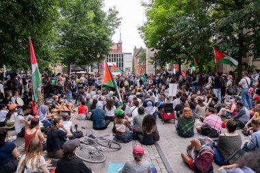 Toronto Üniversitesi kampüsündeki King 's College Circle' da düzenlenen mitingde yüzlerce T öğrencisi, fakülte ve diğerleri Ontario Judge 'ın kampın yasadışı olduğuna karar vermesinden ve dağıtılmasından sonra Filistin' e destek için düzenlenen mitinglere katıldı.. 