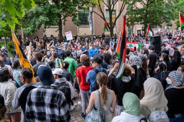 Toronto Üniversitesi kampüsündeki King 's College Circle' da düzenlenen mitingde yüzlerce T öğrencisi, fakülte ve diğerleri Ontario Judge 'ın kampın yasadışı olduğuna karar vermesinden ve dağıtılmasından sonra Filistin' e destek için düzenlenen mitinglere katıldı.. 