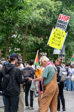 Toronto Üniversitesi kampüsündeki King 's College Circle' da düzenlenen mitingde yüzlerce T öğrencisi, fakülte ve diğerleri Ontario Judge 'ın kampın yasadışı olduğuna karar vermesinden ve dağıtılmasından sonra Filistin' e destek için düzenlenen mitinglere katıldı.. 