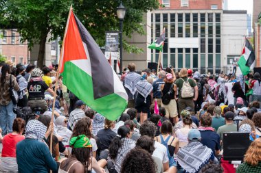 Toronto Üniversitesi kampüsündeki King 's College Circle' da düzenlenen mitingde yüzlerce T öğrencisi, fakülte ve diğerleri Ontario Judge 'ın kampın yasadışı olduğuna karar vermesinden ve dağıtılmasından sonra Filistin' e destek için düzenlenen mitinglere katıldı.. 