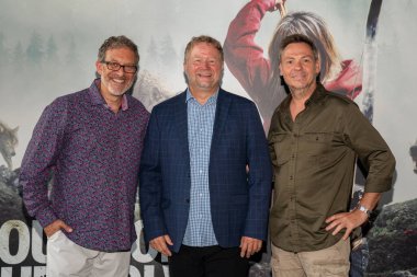 Toronto, Kanada - 31 Ağustos 2024: Eric Birnberg, Tom Walden, Thomas Vencelides Scotiabank Tiyatrosu 'ndaki Out Come The Wolves gösterimine katıldı