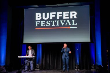 (L 'den R' ye Dan August Rigo, Tim Chantarangsu