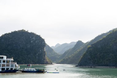 Vietnam 'da Lan Ha Körfezi' nde gemi turu.