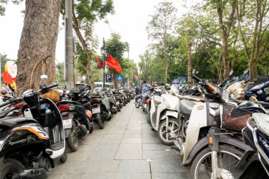 HANOI, VİETNAM - 10 Mart 2025: motosiklet motorları Hanoi, Vietnam 'da dizildi.