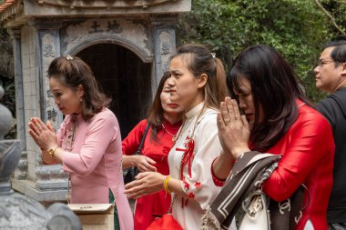 8 Mart 2025 - NINH BINH, VİETNAM: Turistler Ninh Binh, Vietnam 'daki Bich Dong Pagoda' da dua ediyorlar.