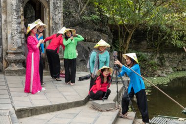 8 Mart 2025 - NINH BINH, VİETNAM: Turistler Ninh Binh, Vietnam 'daki Bich Dong Pagoda' da grup fotoğrafı çekmeye hazır olun.
