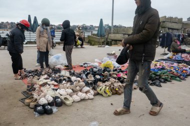 DONG HOI, VİETNAM - 16 Mart 2025: Satıcılar Dong Hoi, Vietnam 'daki Dong Hoi pazarında ayakkabı satıyorlar.