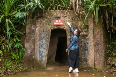 VINH MOC TUNNELS, VİETNAM - 17 Mart 2025: Vietnam 'daki Vinh Moc Tünellerinde turistler poz veriyor.