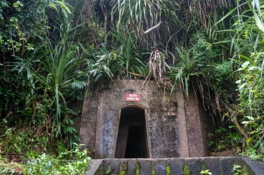 VINH MOC TUNNELS, VİETNAM - 17 Mart 2025: Vietnam 'daki Vinh Moc Tünelleri' ne birçok girişten biri.