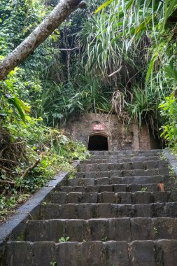 VINH MOC TUNNELS, VİETNAM - 17 Mart 2025: Vietnam 'daki Vinh Moc Tünelleri' ne birçok girişten biri.