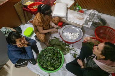 DONG HOI, VİETNAM - 16 Mart 2025: Turist Dong Hoi, Vietnam 'daki restoranda yerel halkla oturuyor.