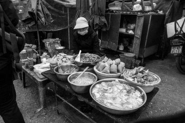 Satıcılar Dong Hoi, Vietnam 'daki Dong Hoi pazarında yiyecek satıyorlar.. 