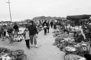 Satıcılar Dong Hoi, Vietnam 'daki Dong Hoi pazarında yiyecek satıyorlar.. 