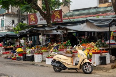 DONG HOI, VİETNAM - 16 Mart 2025: insanlar Dong Hoi, Vietnam 'daki Dong Hoi pazarının dışında motosikletlerine biniyorlar. 
