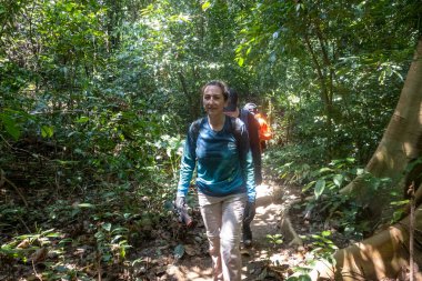 PHONG NHA, VİETNAM - 12 Mart 2025: Turistler Phong Nha, Vietnam 'daki Ke Bang Ulusal Parkı' nda orman yürüyüşüne çıktılar