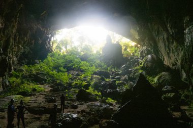 PHONG NHA, VİETNAM - 12 Mart 2025: Turistler Phong Nha, Vietnam 'daki Karanlık Mağaranın tadını çıkarıyorlar