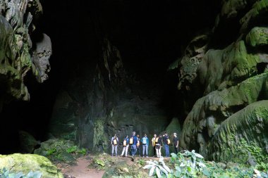 PHONG NHA, VİETNAM - 12 Mart 2025: Turistler Phong Nha, Vietnam 'daki Karanlık Mağaranın tadını çıkarıyorlar