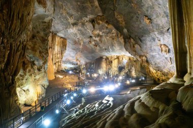 PHONG NHA, VİETNAM - 12 Mart 2025 Palyaço Mağarası 'ndaki Turistler.