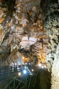PHONG NHA, VİETNAM - 12 Mart 2025 Palyaço Mağarası 'ndaki Turistler.
