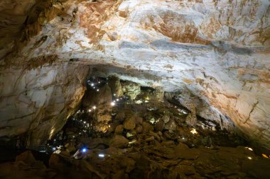 PHONG NHA, VİETNAM - 12 Mart 2025 Palyaço Mağarası 'ndaki Turistler.