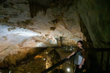 PHONG NHA, VİETNAM - 12 Mart 2025 Palyaço Mağarası 'ndaki Turistler.