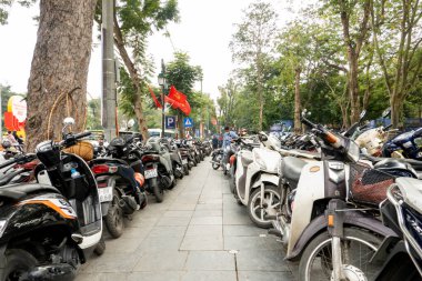 HANOI, VİETNAM - 10 Mart 2025: motosiklet motorları Hanoi, Vietnam 'da dizildi.
