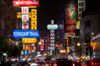 Bangkok, Tayland 'daki Çin Mahallesi' nde geceleyin Bustling Yaowarat Yolu. 
