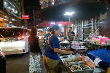 BANGKOK, THAILAND - 23 Mart 2025: Bangkok, Tayland 'daki Çin Mahallesi' nde gıda satıcısı.