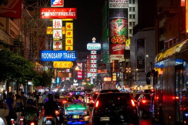 BANGKOK, THAILAND - 23 Mart 2025: Bangkok, Tayland 'daki Çin Mahallesi' nde Yaowarat Yolu 'nda.